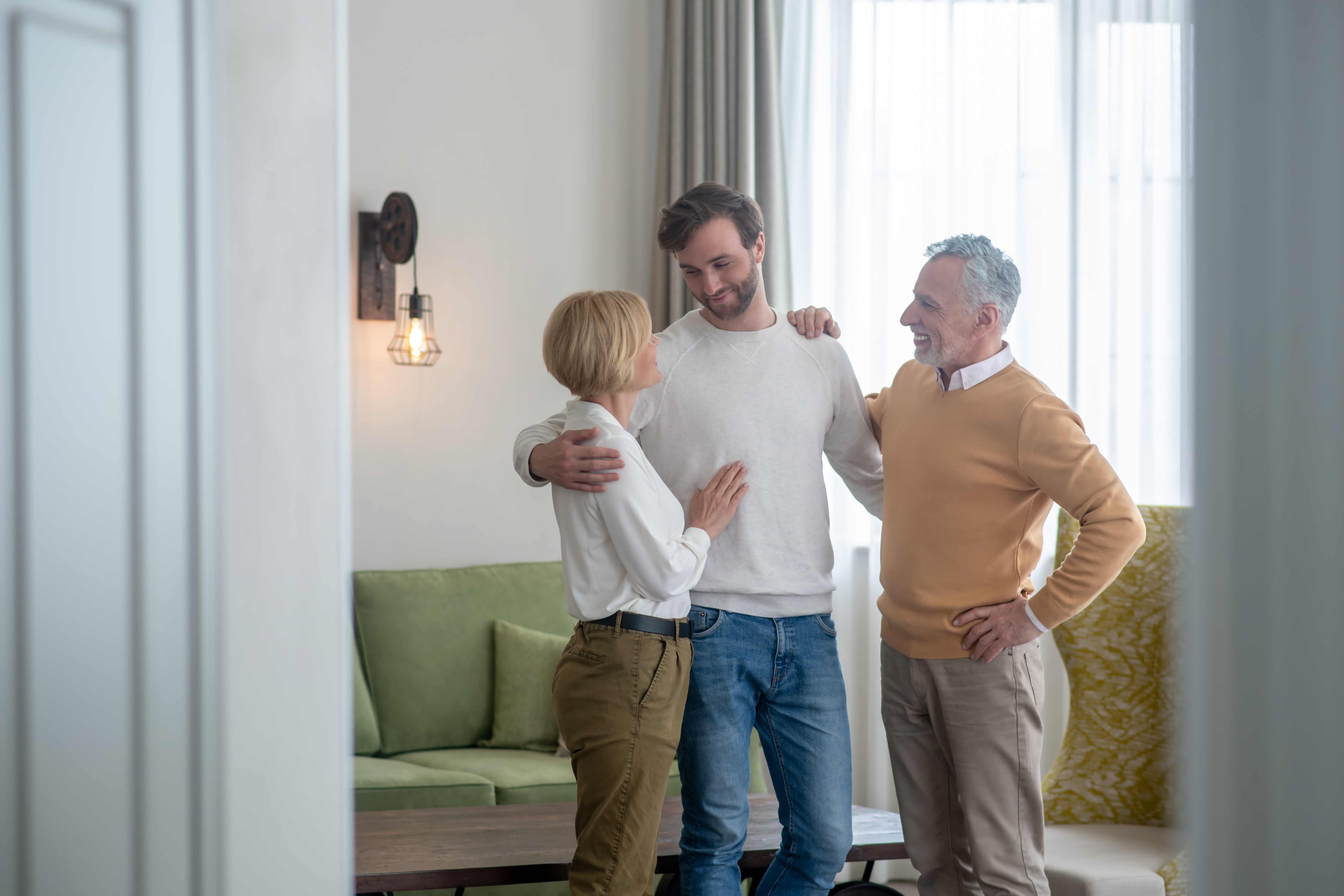 Familia acompañándose en el hogar